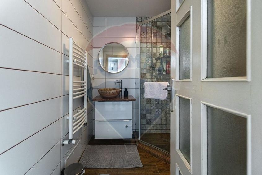 Apartament cu 3 camere nedecomandat, mobilat în Schei