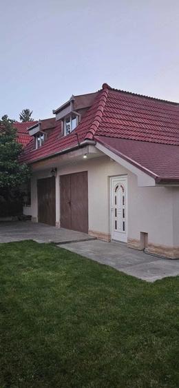 Casă cu 8 camere cu Teren 350 Mp în Burdea