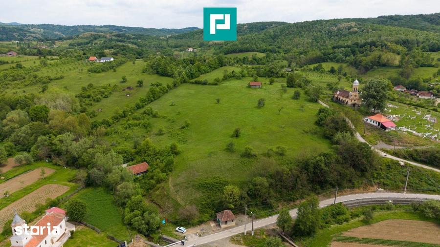 Casă cu 2 camere cu Teren 24494 Mp în Traian Vuia