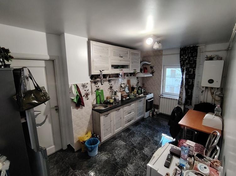 Apartament cu 3 camere semidecomandat în Central