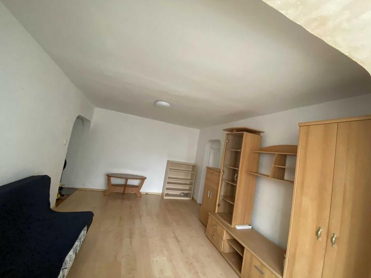 Ofer spre inchiriere apartament 2 camere, semidecomandat, zona Zamca, utilat, centrala termica, termopane, etaj 1. Pret 300 euro + o garantie. - 3