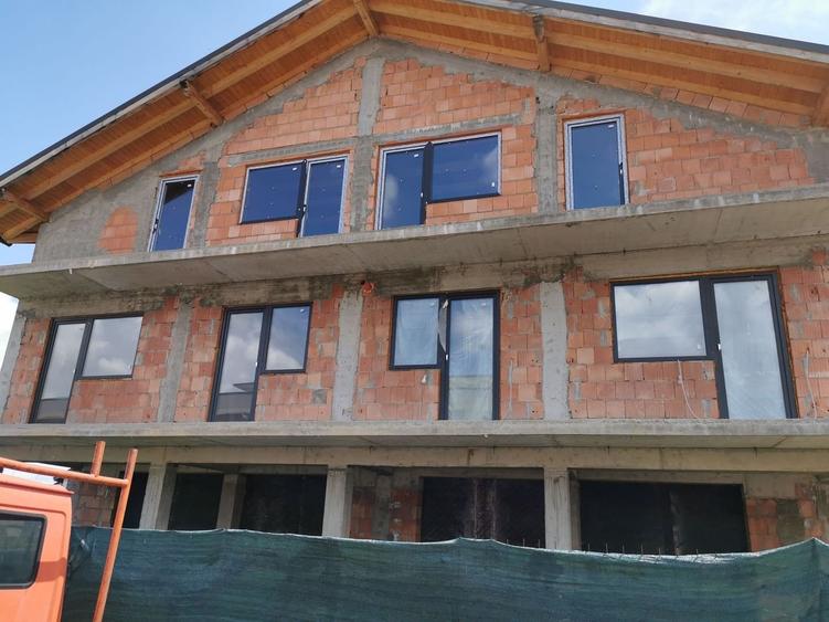 Apartament cu 4 camere decomandat în Tractorul