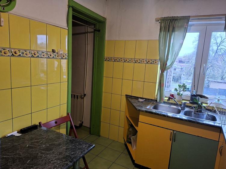 Apartament cu 3 camere decomandat în P-ța Alba Iulia