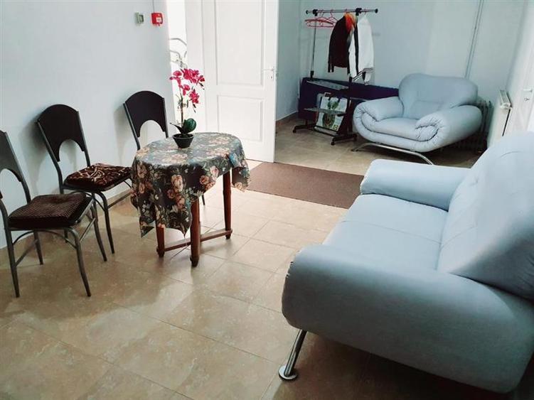 Casă individuală cu 10 camere cu Canalizare în Aradul Nou