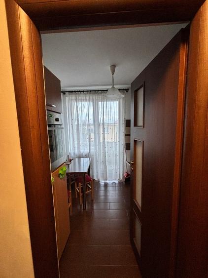 Apartament cu 3 camere semidecomandat în Tractorul