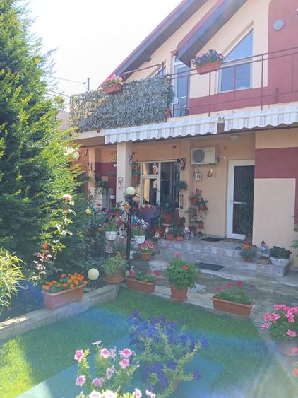 Casă cu 8 camere cu Canalizare în Voluntari