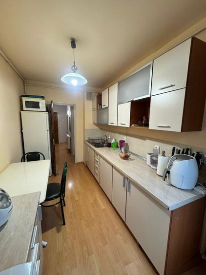 Apartament cu 3 camere decomandat, mobilat în Decebal