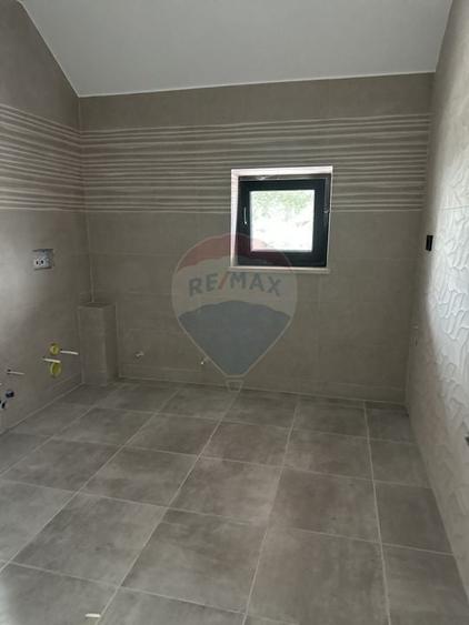 Casă individuală cu 5 camere cu Teren 1200 Mp în Rediu