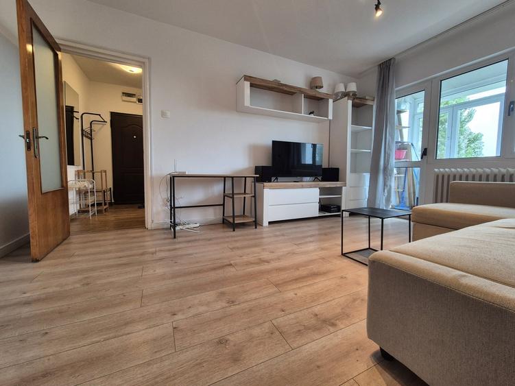 Apartament cu 4 camere semidecomandat, mobilat în Pantelimon