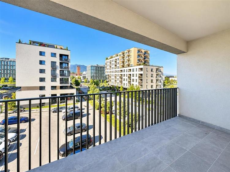 Apartament cu 3 camere decomandat în Tractorul