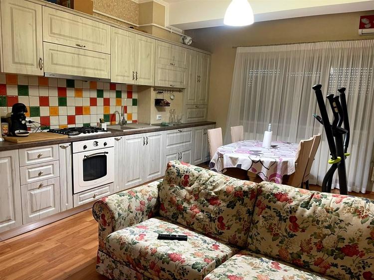 Apartament cu 3 camere semidecomandat, mobilat în Craiovița Nouă
