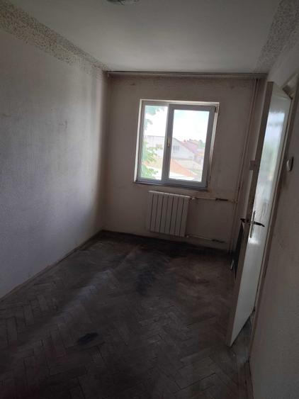 Apartament cu 3 camere decomandat în Km 4