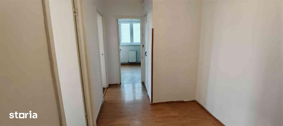 Apartament cu 3 camere decomandat în Astra