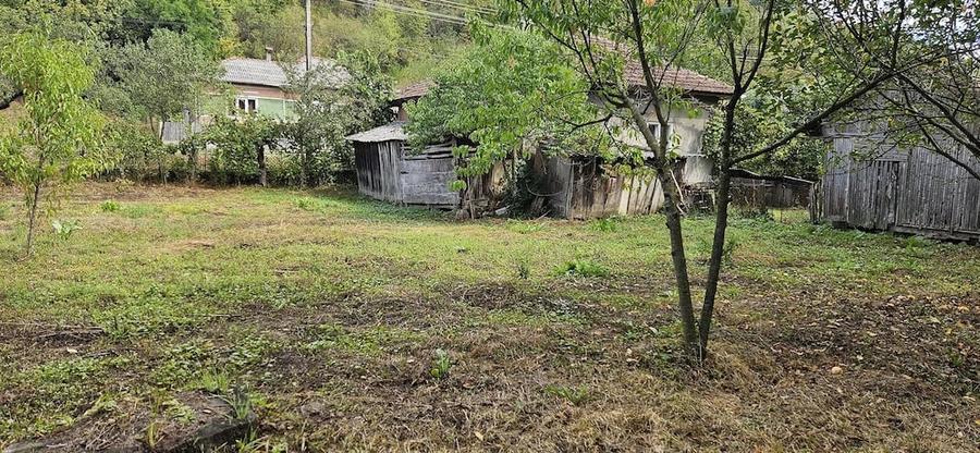 Casă cu 2 camere cu Teren 1800 Mp în Gârbou