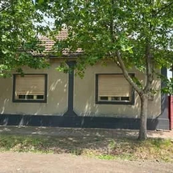 Casă cu 3 camere cu Teren 1439 Mp în Central