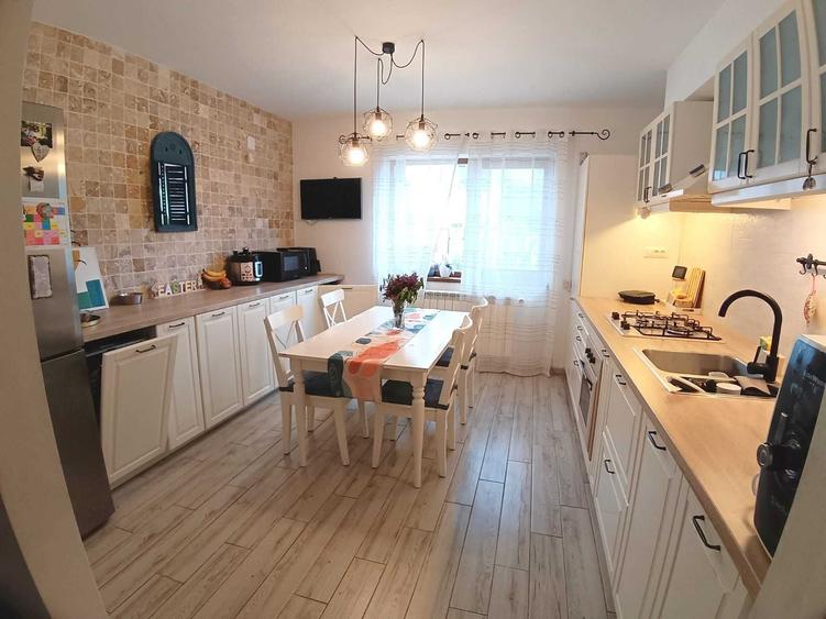 Casă cu 4 camere cu Teren 250 Mp în Central