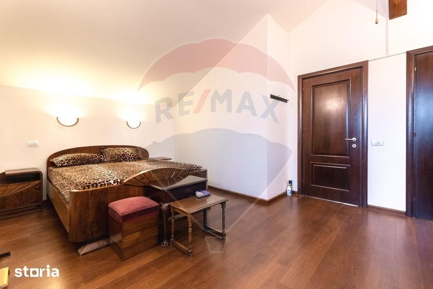Casă cu 9 camere cu Teren 1526 Mp în Mogoșoaia