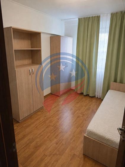 Apartament cu 3 camere decomandat în Rovine