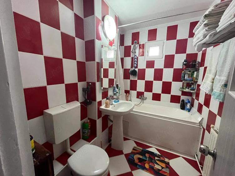 Apartament cu 3 camere decomandat în Mioriței