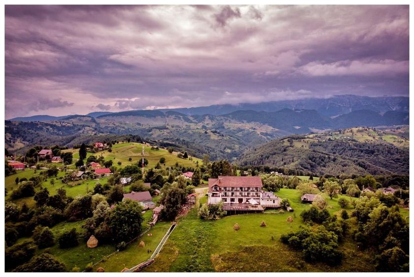 Casă individuală cu 20 camere cu Canalizare în Bran