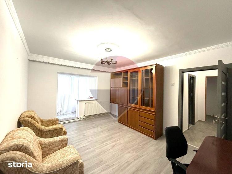Apartament cu 3 camere semidecomandat în Republicii