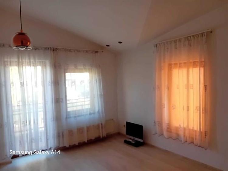 Casă cu 4 camere cu Garaj în Iancu Nicolae