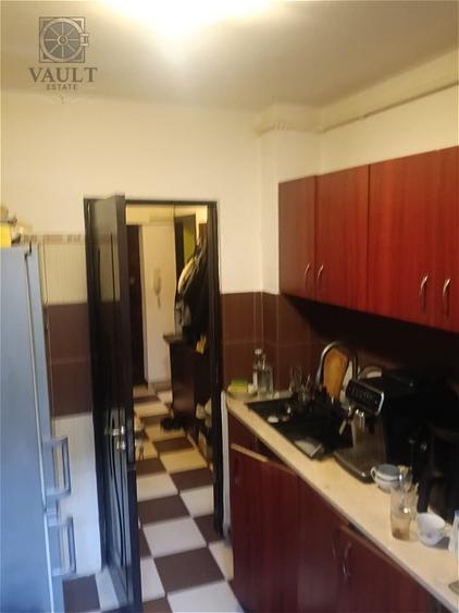 Apartament cu 3 camere semidecomandat, mobilat în Titan