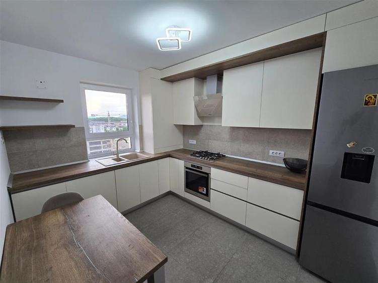 Apartament cu 3 camere decomandat, mobilat în Tractorul