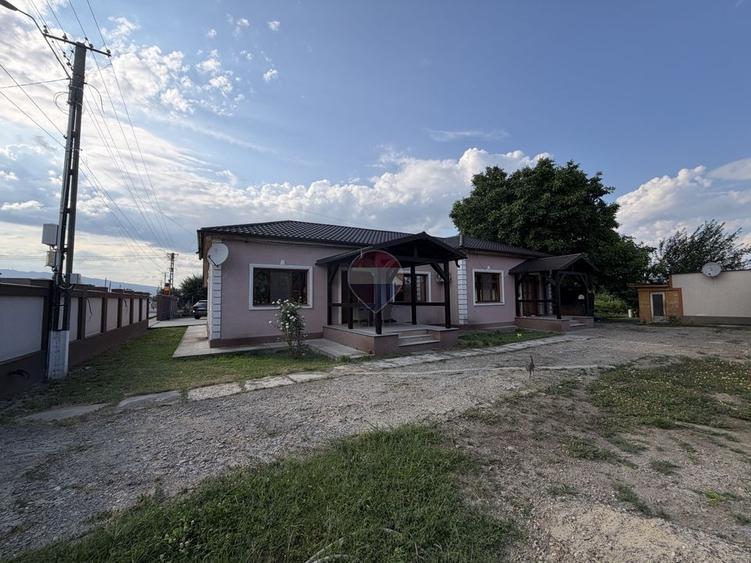 Casă individuală cu 4 camere cu Teren 2500 Mp în Bolotești