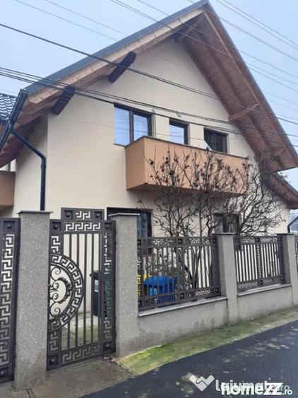 Casă cu 7 camere cu Teren 400 Mp în Central