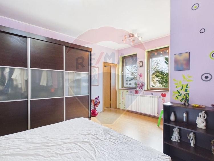 Casă cu 6 camere cu Teren 1226 Mp în Central