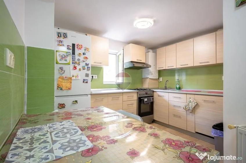 Apartament cu 3 camere decomandat în Est