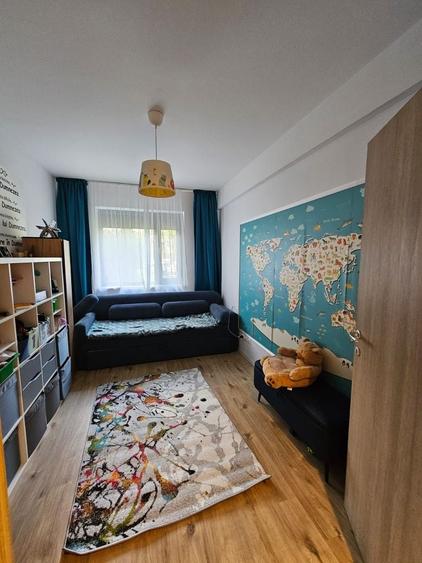 Apartament cu 3 camere semidecomandat, mobilat în Băneasa