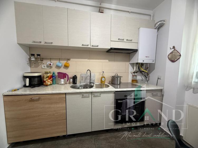 Apartament cu 3 camere semidecomandat, mobilat în Bună Ziua