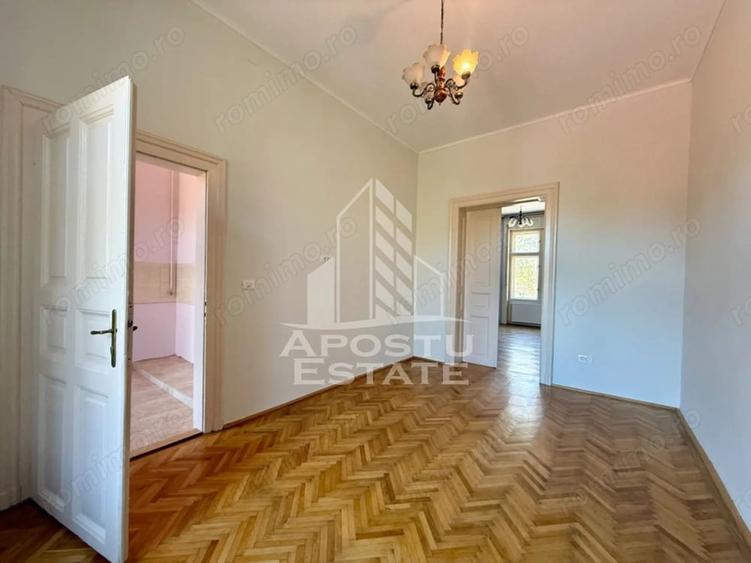 Apartament cu 5 camere decomandat în Sinaia
