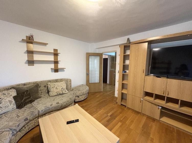 Apartament cu 3 camere decomandat în Păcii