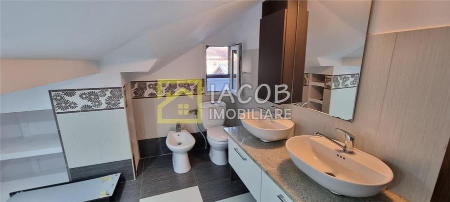 Duplex cu 4 camere cu Canalizare în Central