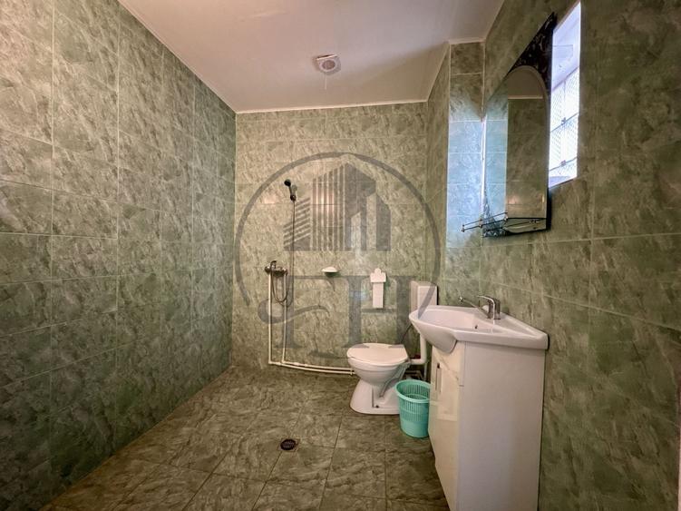 Casă individuală cu 15 camere cu Canalizare în Nord