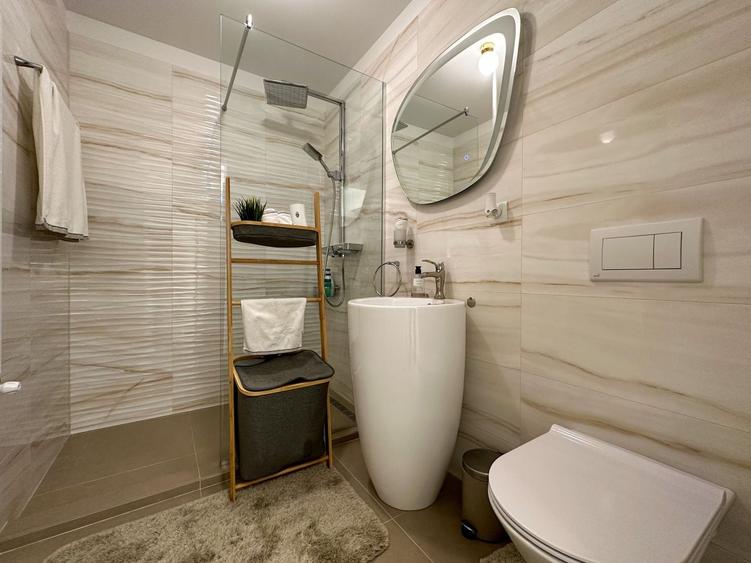 Apartament cu 6 camere decomandat, mobilat în Barbu Văcărescu