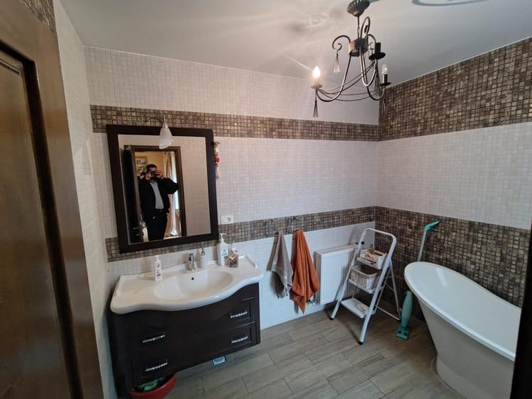 Apartament cu 3 camere semidecomandat, mobilat în Central