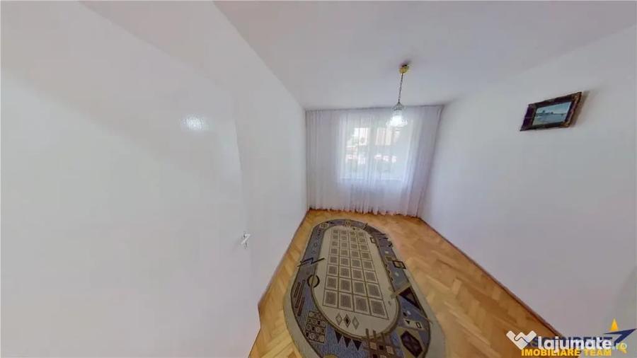 Apartament cu 3 camere decomandat în Calea București