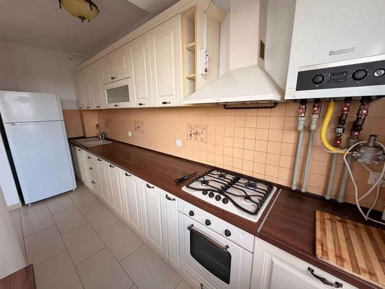 Apartament cu 3 camere semidecomandat, mobilat în Politehnica