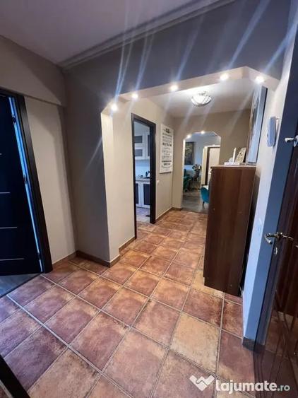 Apartament cu 3 camere semidecomandat în Dărmănești