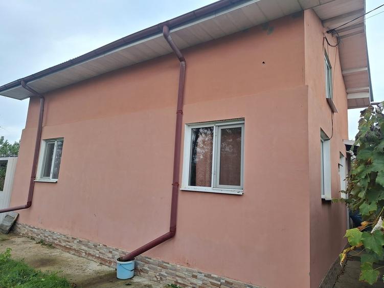 Casă cu 3 camere cu Teren 1600 Mp în Central