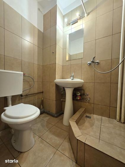 Apartament cu 3 camere semidecomandat în Tineretului