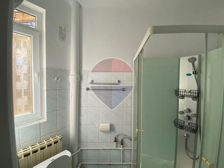 Apartament cu 3 camere decomandat în Periferie