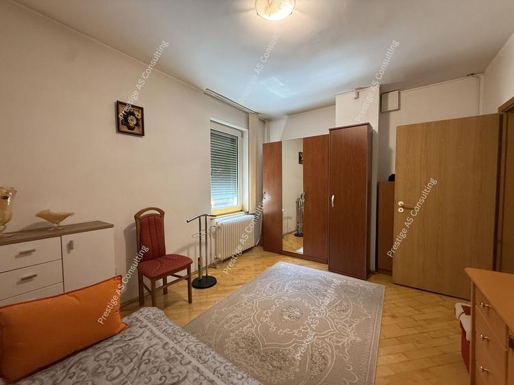 Casă individuală cu 5 camere cu Canalizare în Lipovei