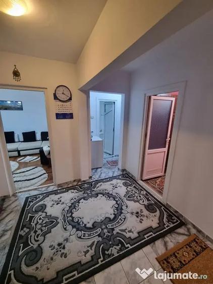 Apartament cu 4 camere decomandat în Poarta 6