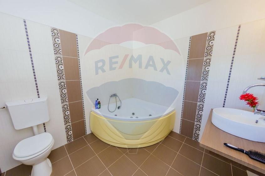 Casă individuală cu 5 camere cu Teren 600 Mp în Central