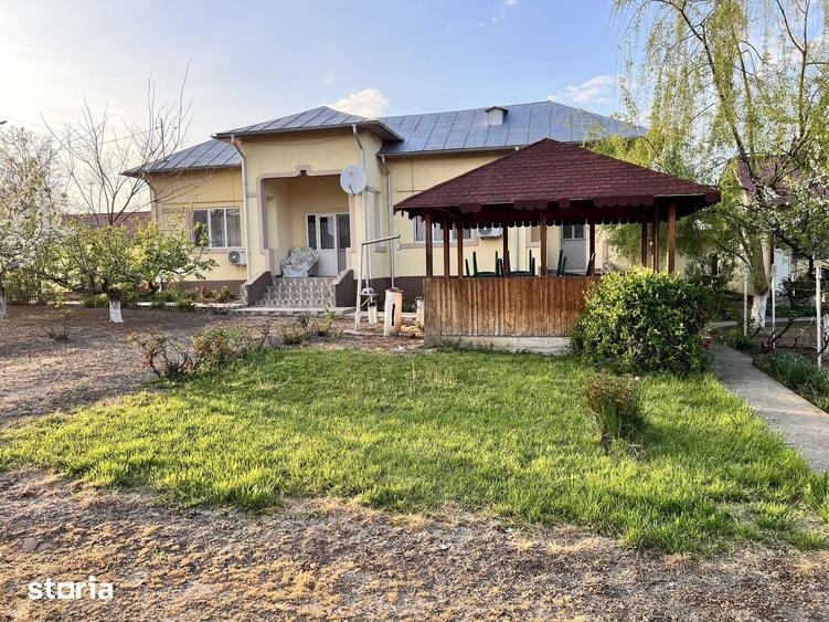Casă cu 4 camere cu Teren 2000 Mp în Crângu